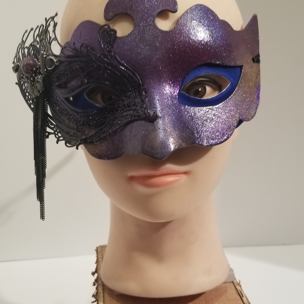 910 Mardi Gras mask